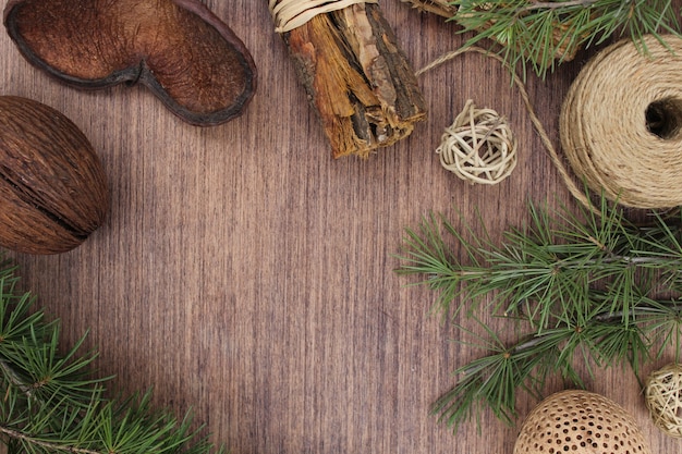 Elementos navideños sobre fondo de madera