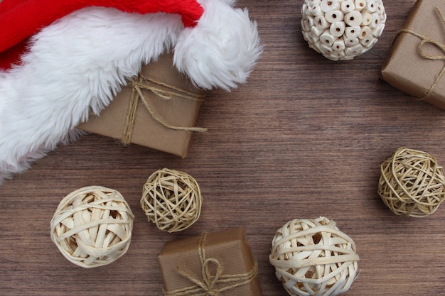 Foto gratuita elementos navideños sobre fondo de madera