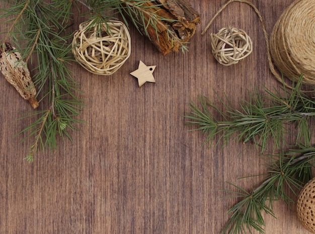 Elementos navideños sobre fondo de madera