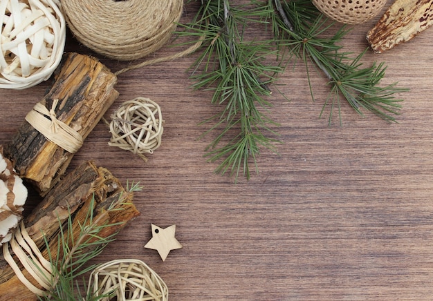 Elementos navideños sobre fondo de madera