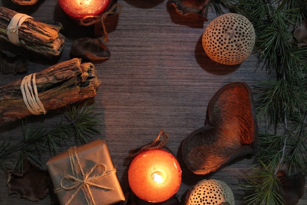 Elementos navideños sobre fondo de madera