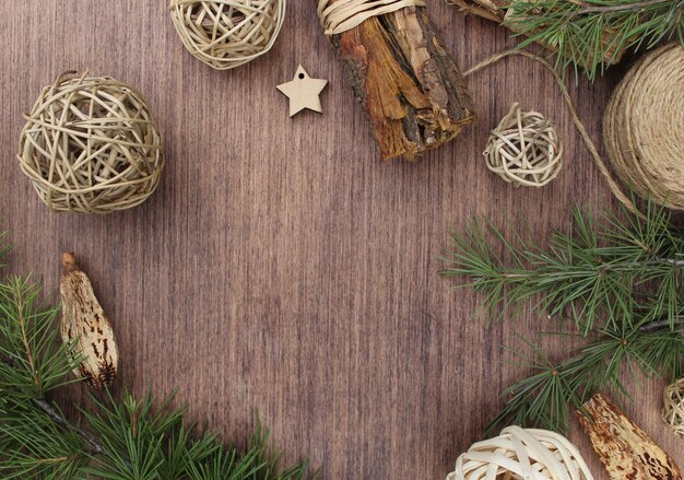 Elementos navideños sobre fondo de madera