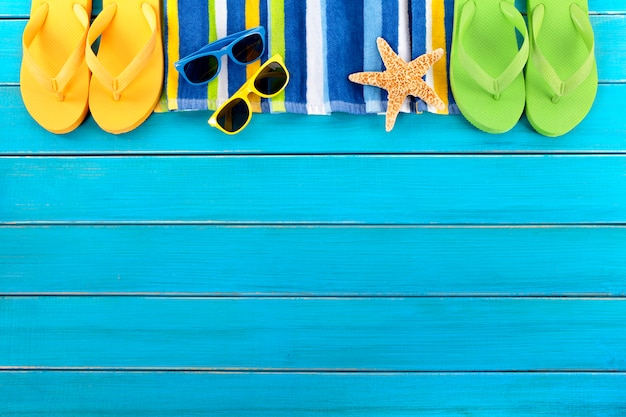 Elementos de playa con gafas de sol y estrella de mar