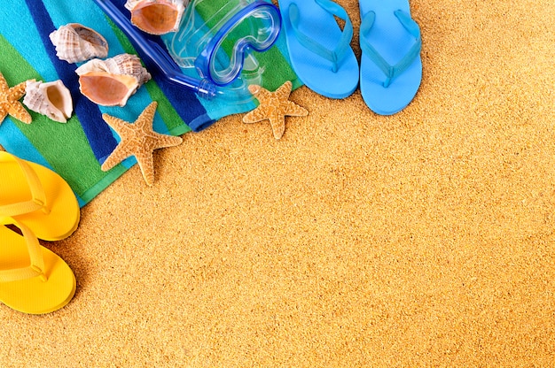 Elementos de playa sobre la arena