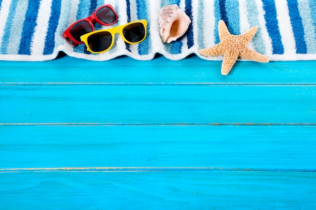 Elementos de playa sobre un suelo entablado