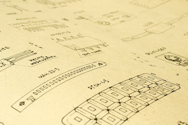 Elementos de radio eléctricos impresos en papel vintage antiguo como fondo para educación, industrias eléctricas, material de reparación, etc. Enfoque selectivo con profundidad de campo.