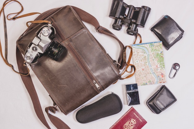 Foto gratuita elementos de vacaciones con bolsa de cuero