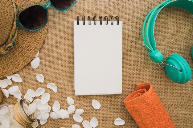 Elementos veraniegos decorativos con una libreta en blanco