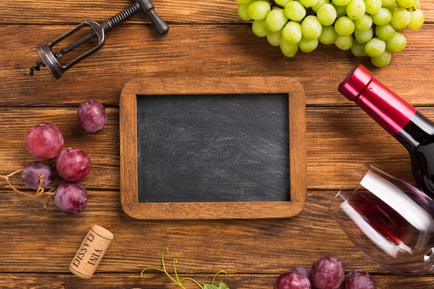 Elementos para vino tinto con espacio de copia de maqueta.