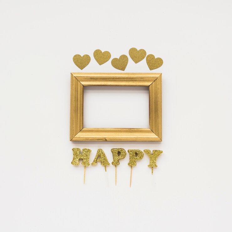 Photo Gratis elevated view of golden frame; happy text and heart shape on white surface