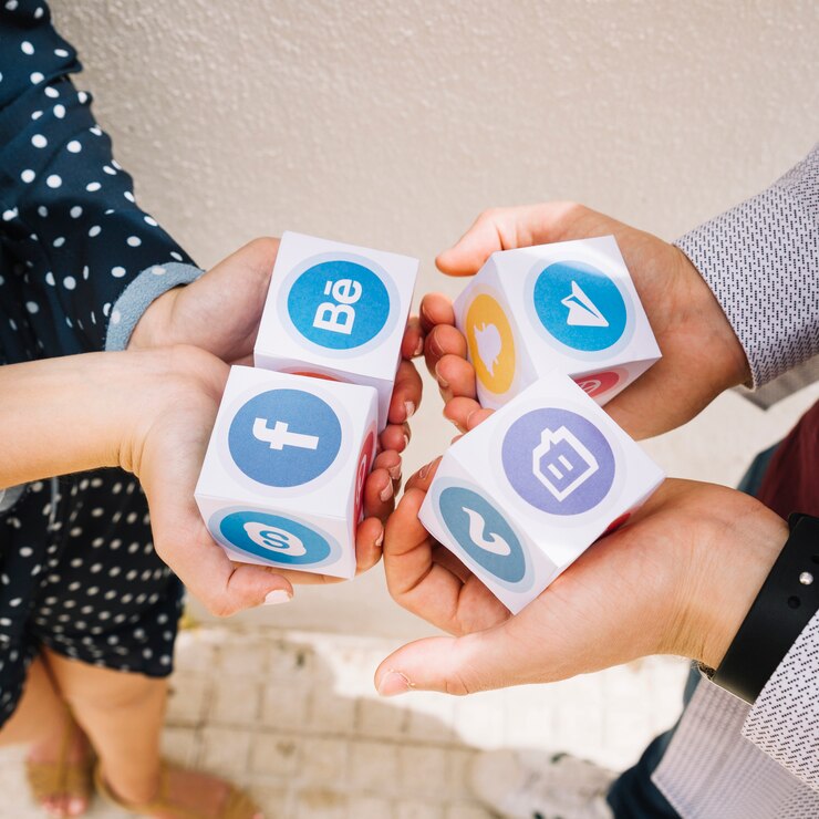 Photo Gratis elevated view of human hands holding blocks of mobile application icons