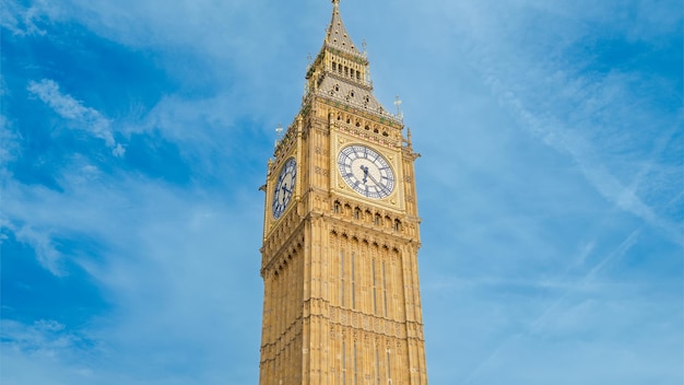 Foto gratuita elizabeth tower en el centro de londres reino unido cielo parcialmente nublado en el fondo