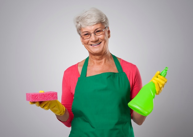 Foto gratuita ella casi termina con las tareas del hogar