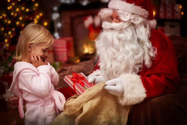 Ella está tan emocionada con el nuevo regalo de Navidad.