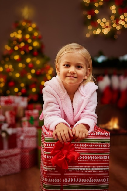 Ella no puede esperar para desenvolver todos los regalos