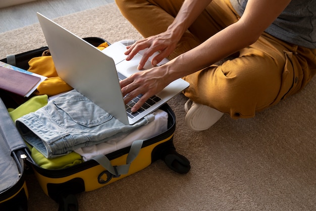 Embalaje de maletas y preparaciones de viaje