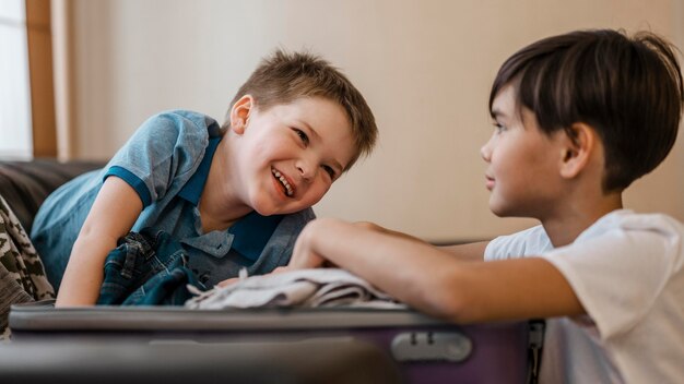 Embalaje de niños sonrientes de tiro medio