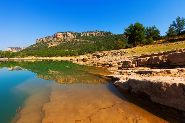 Embalse de Toba en la Serranía de Cuenca en verano