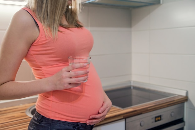 Embarazada, mujer, beber, vidrio, agua, hogar, cocina, B