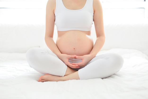 Foto gratuita embarazo embarazo abdomen prenatal sesión