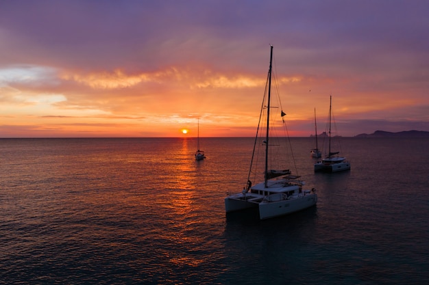 Embarcaciones en el mar al atardecer