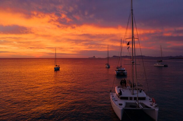 Embarcaciones en el mar al atardecer