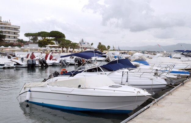 Embarcadero con barcos