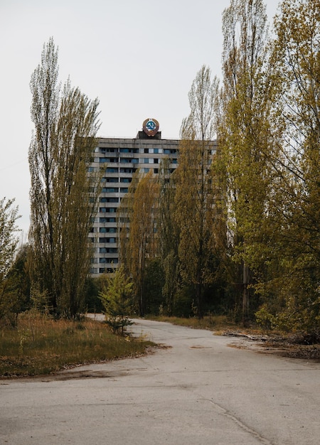 Foto gratuita emblema soviético en la construcción de la ciudad abandonada de chernobyl, ucrania