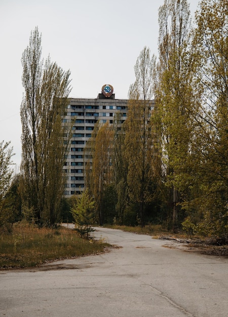 Emblema soviético en la construcción de la ciudad abandonada de Chernobyl, Ucrania