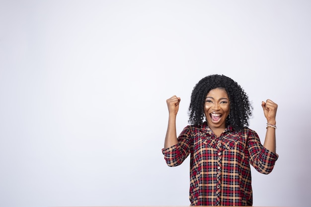 Emocionada y alegre hermosa mujer negra