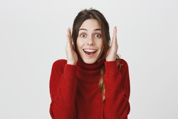 Emocionada niña sonriente feliz escuchar buenas noticias