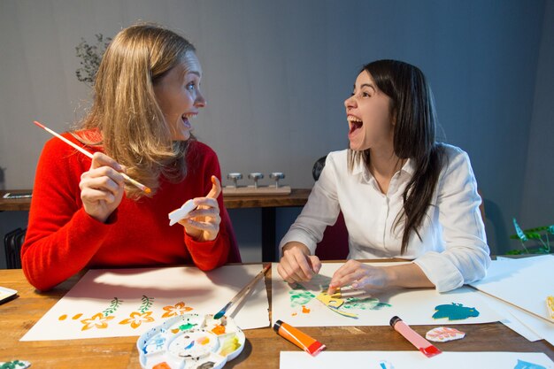 Emocionadas amigas divirtiéndose