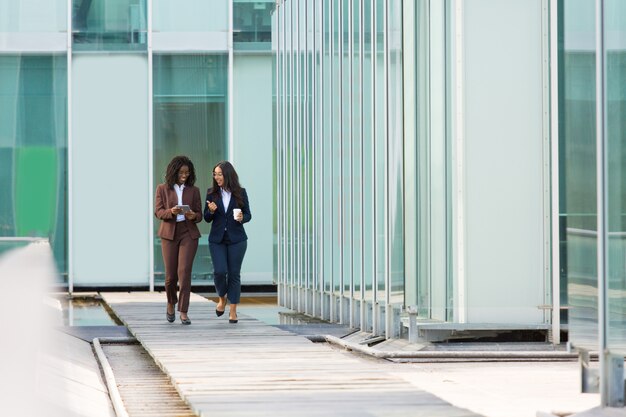 Emocionadas diversas compañeras de negocios