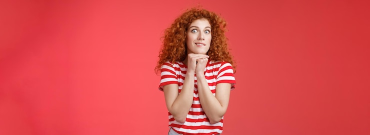 Foto gratuito emocionado emocionado joven impulsivo guapo pelirroja mirada femenina cámara expresa deseo aspiración s