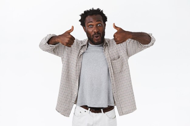 Emocionado, entusiasta guapo afroamericano con barba en camisa casual