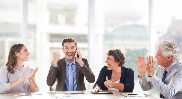 Emocionado hombre de negocios llamando al socio en la reunión