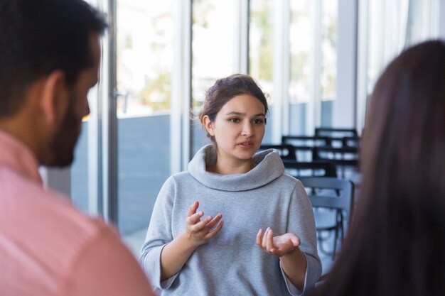 Emocionado joven empresaria discutiendo inicio