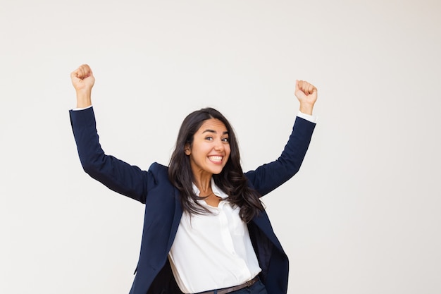 Foto gratuita emocionado joven empresaria triunfando