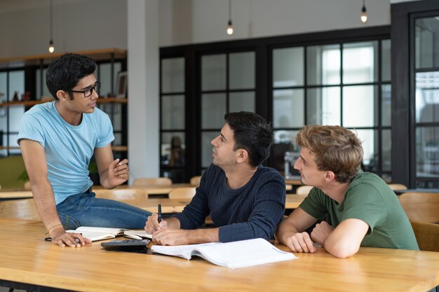 Emocionado joven experto indio diciendo al equipo sobre el nuevo producto