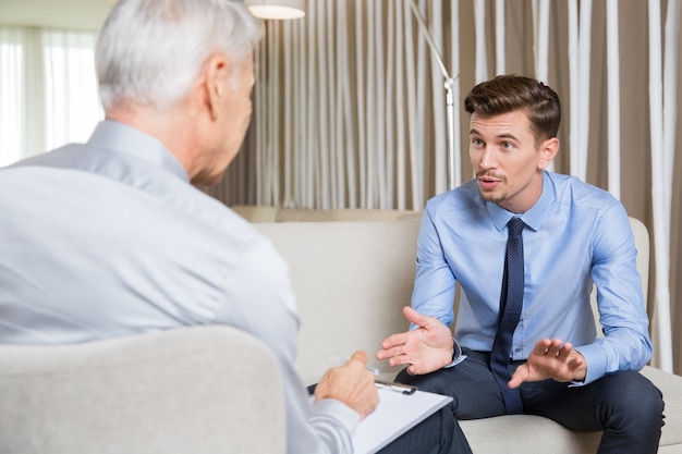 Emocionado joven y negociación de negocios mayor