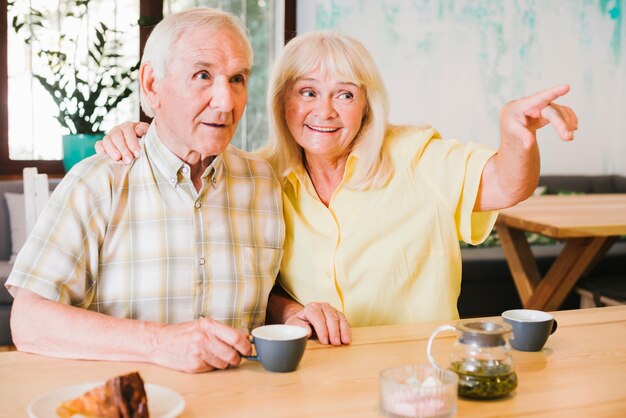 Emocionado pareja de ancianos mirando a otro lado