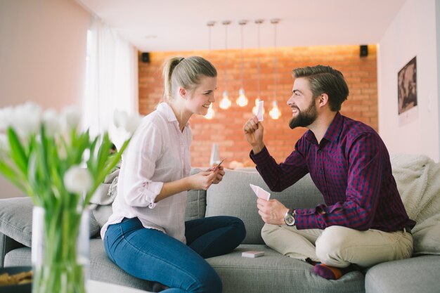 Emocionado pareja jugando a las cartas