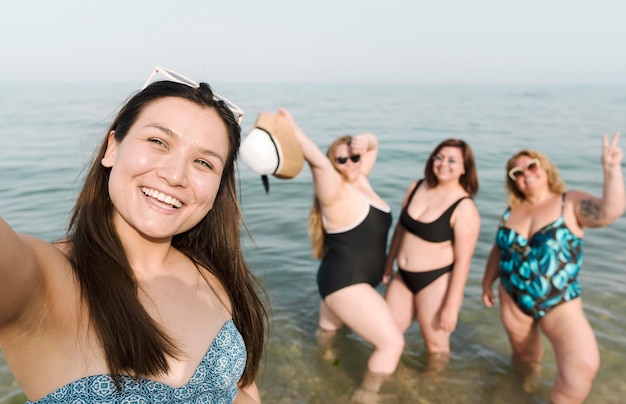 Foto gratuita emocionados jóvenes amigos tomando una selfie