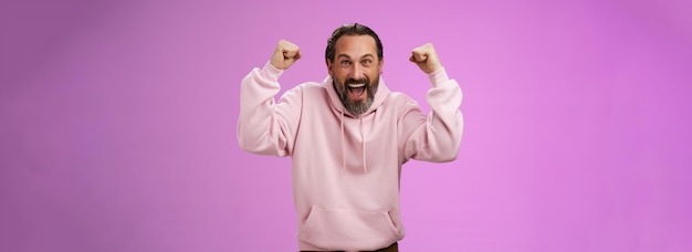 Foto gratuita emocionados vítores devotos masculinos barbudos canosos gritando palabras de apoyo ganar lugar de lotería buena suerte