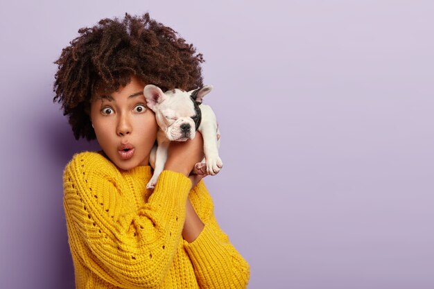 Emocional mujer de piel oscura funda una nueva clínica veterinaria para perros, ha sorprendido la expresión facial