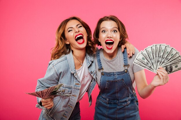 Emocionales bonitas dos amigas con dinero