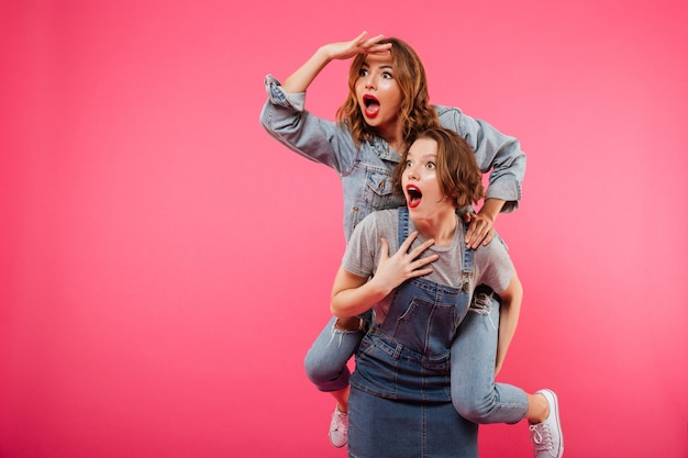 Emocionales increíbles dos amigas se divierten