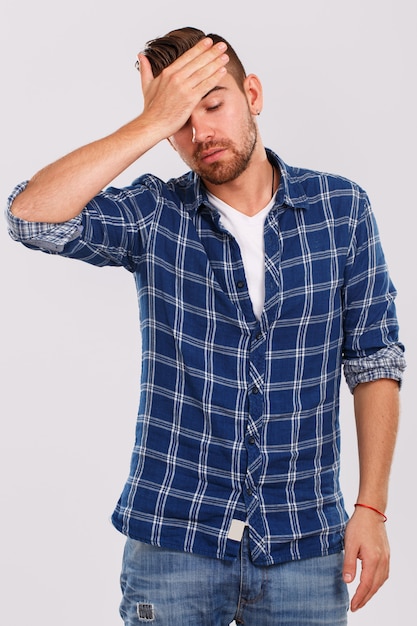 Foto gratuita emociones hombre joven, en, camisa azul