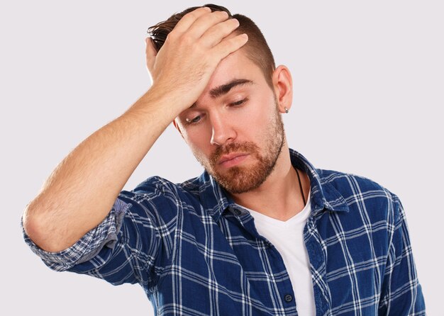 Emociones Hombre joven, en, camisa azul