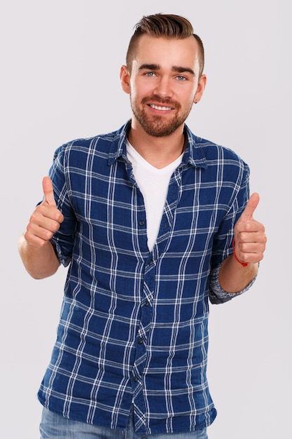 Foto gratuita emociones hombre joven, en, camisa azul